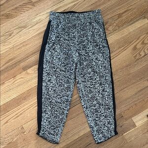 Lululemon women’s mid-waist capri’s